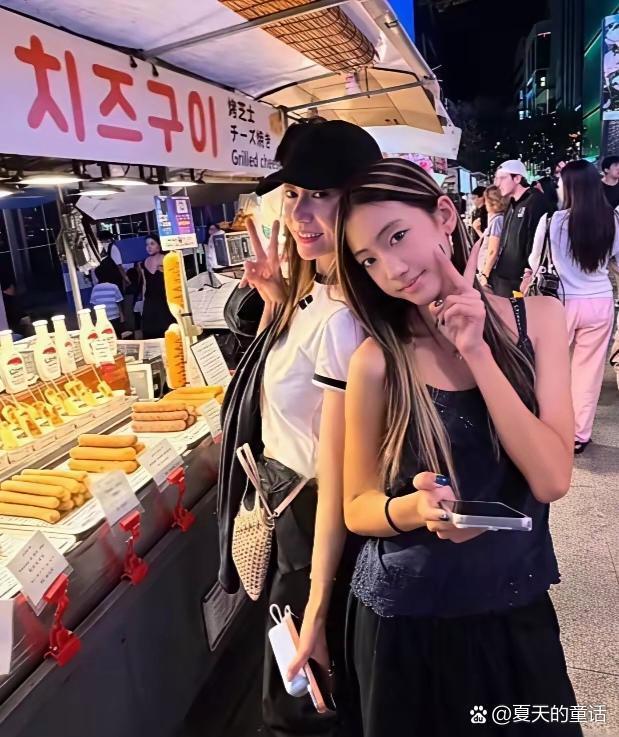 41岁李念带14岁女儿游首尔，身材纤细妆容精致，母女同框似姐妹。