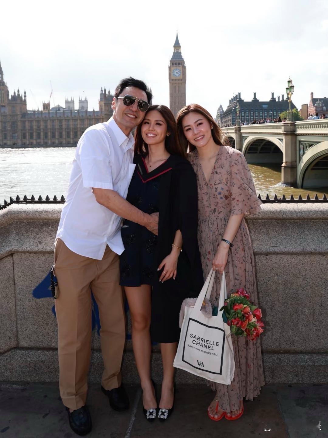 73岁钟镇涛和老婆范姜到英国伦敦参加女儿的大学毕业典礼，22岁钟懿穿着一身学士服
