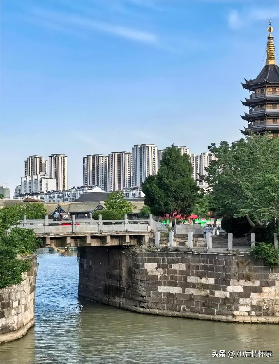 暑日清江浦，风轻运河长。
闸存明清骨，街溢市井香。
画舫摇灯影，波摇月满廊。
南