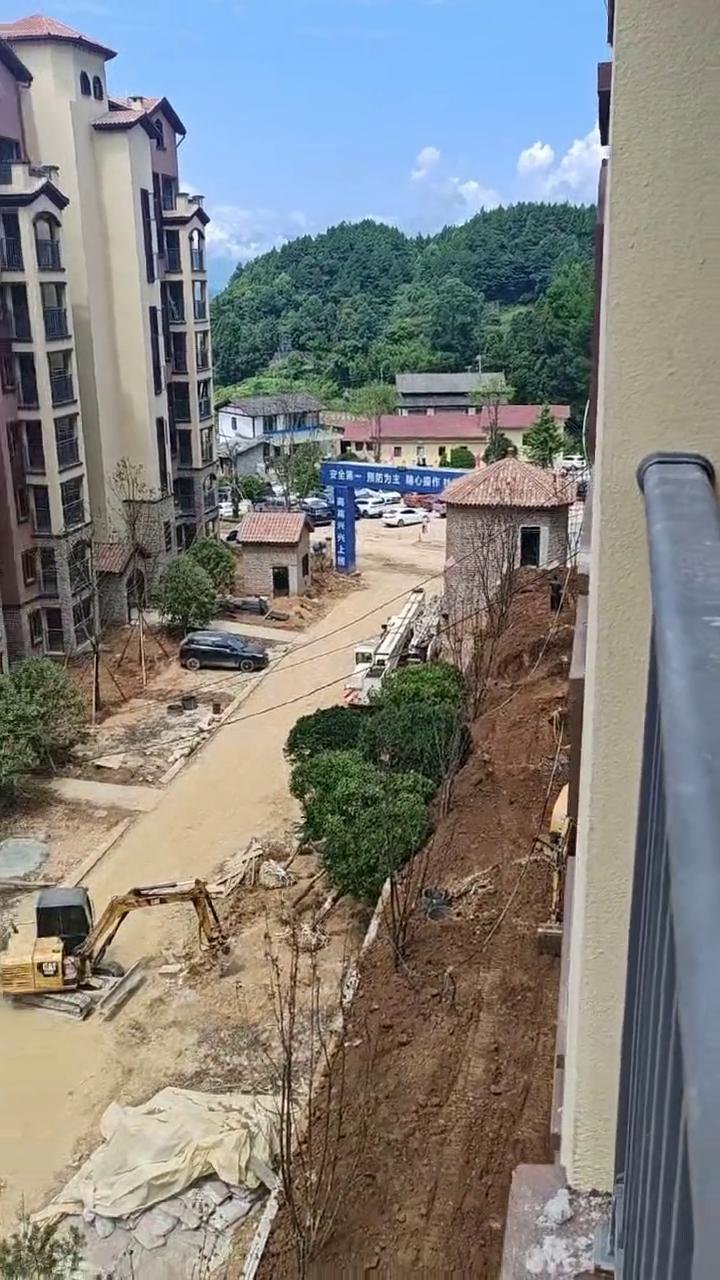 凉快，太凉快了，没问题。重庆越热，云溪湖就是越凉快，风吹的吱啦吱的。看到没？小区