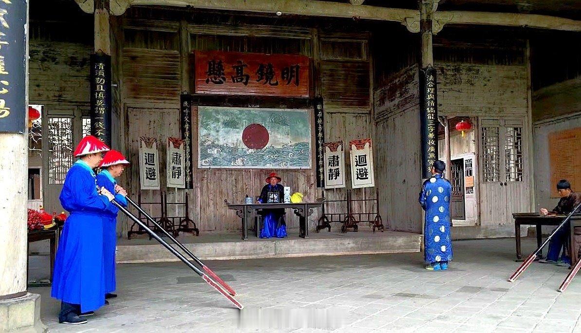 古代有个故事：有个城里富绅夜里发现有人翻墙入室欲行盗窃之事，他以为是普通窃贼，黑