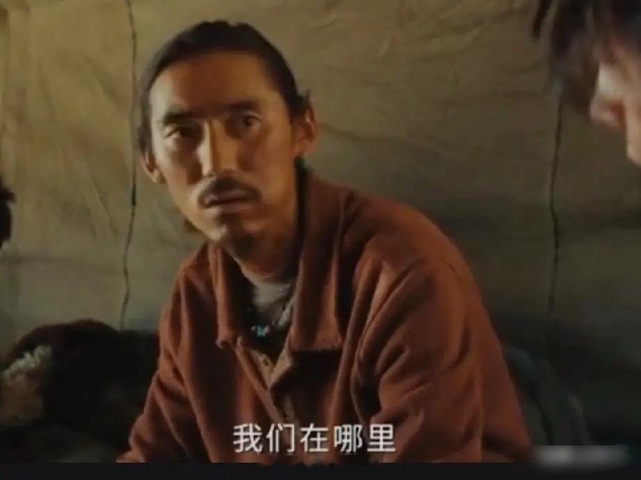 《生命树》多杰倒下后巡山队大部分成员都在怪白菊，除了那个有空就啃英语的桑巴桑巴觉