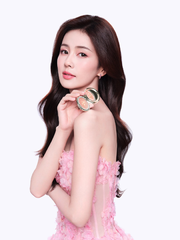 #白鹿粉裙花漾玫瑰妆# 白鹿粉裙花漾玫瑰妆，满分优雅大气的甜心公主白鹿是啦~​​
