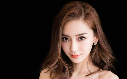 黄晓明管不住baby了？31岁穿制服装出镜，秀出“竹竿腿”超撩人
 
baby不
