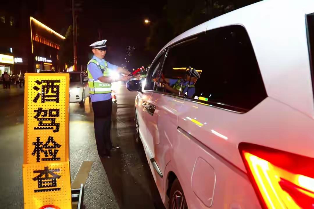 酒驾醉驾何时休？

酒杯端起，祸端已埋。当推杯换盏的喧嚣散去，当婚礼的喜庆余温尚