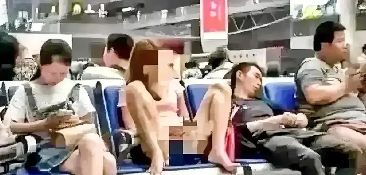 最近，一女子双腿叉开坐姿的这张图片悄然在网上流传。有人直呼辣眼睛！据爆料者反映，