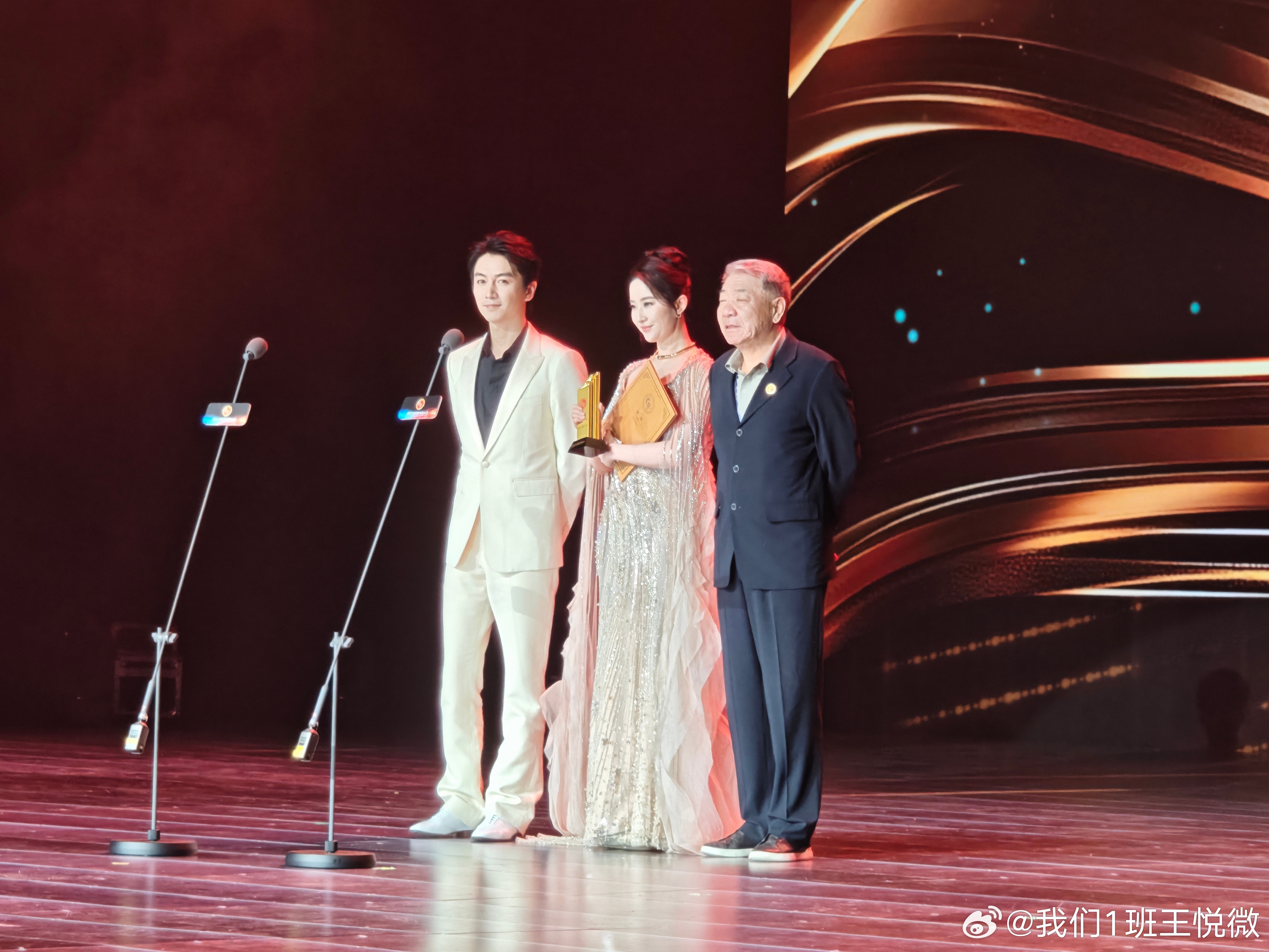 陈晓、刘亦菲还有郑晓龙导演。 ​​​