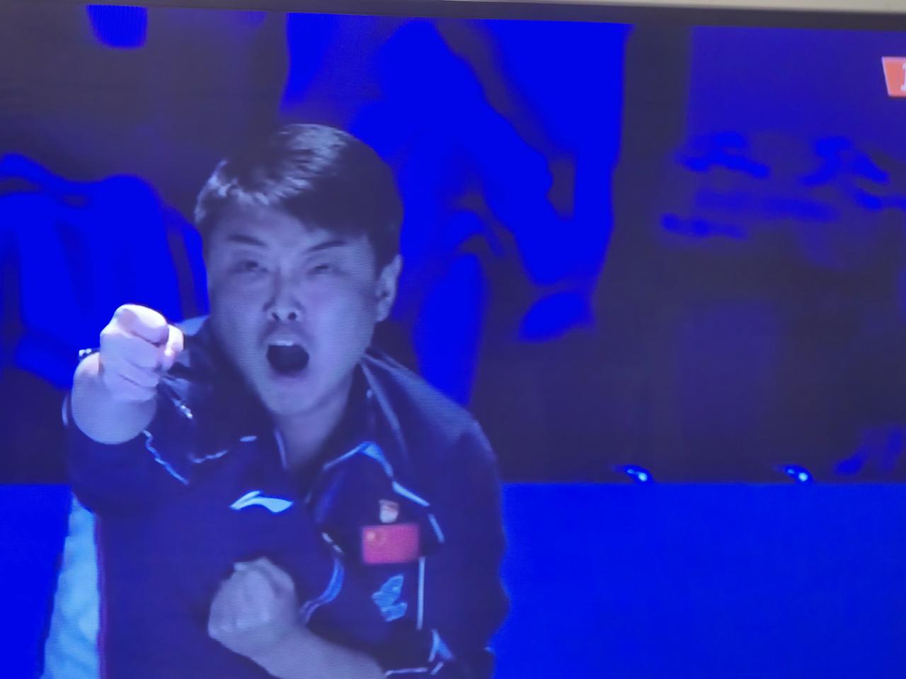 刚刚结束世界杯乒乓球男子四分之一比赛中，紧张的我差点没有把心脏蹦出来。对阵双方王