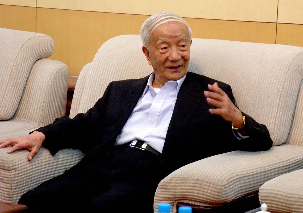 他是“两弹一星功勋奖章”获得者王希季院士。王希季院士年轻时放弃美国丰厚待遇，回国