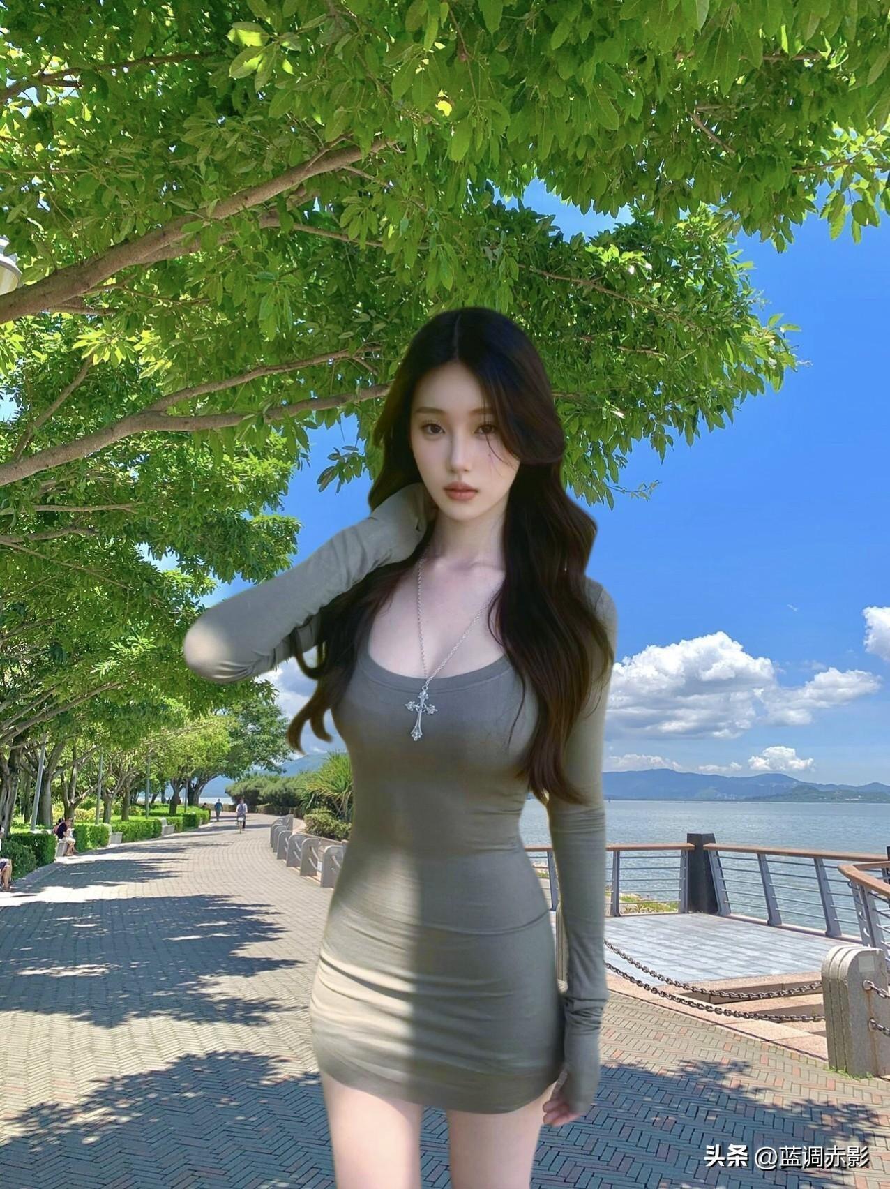 夏日清新穿搭，绿意盎然的海边漫步