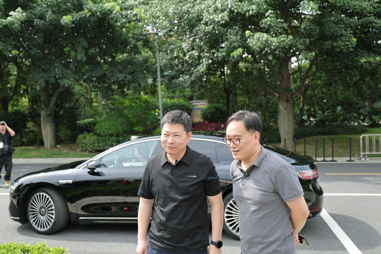继周鸿祎，享界S9再次得到了另一位业界大佬的认可，那人就是微博CEO王高飞。
在
