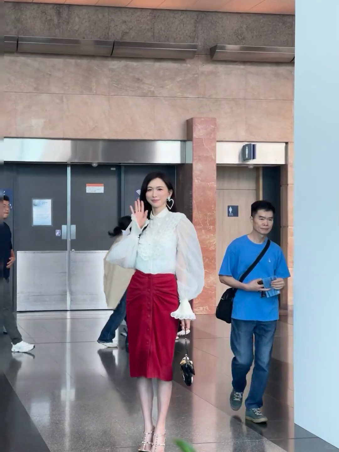 网友在巴塞尔偶遇志玲姐姐 