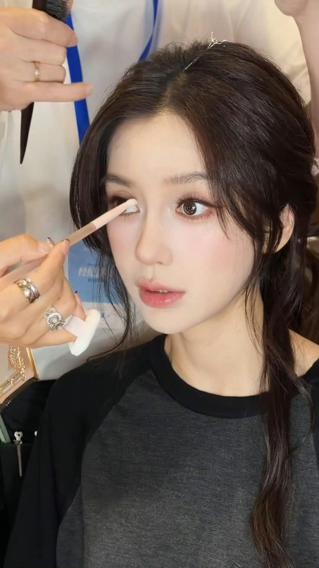 橘朵真有眼光，就们Angelababy这个五官随便化两笔都好看，超级适合彩妆的一