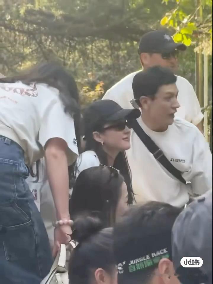 刘亦菲回北电和同学聚会刘亦菲颜值完全女大来着