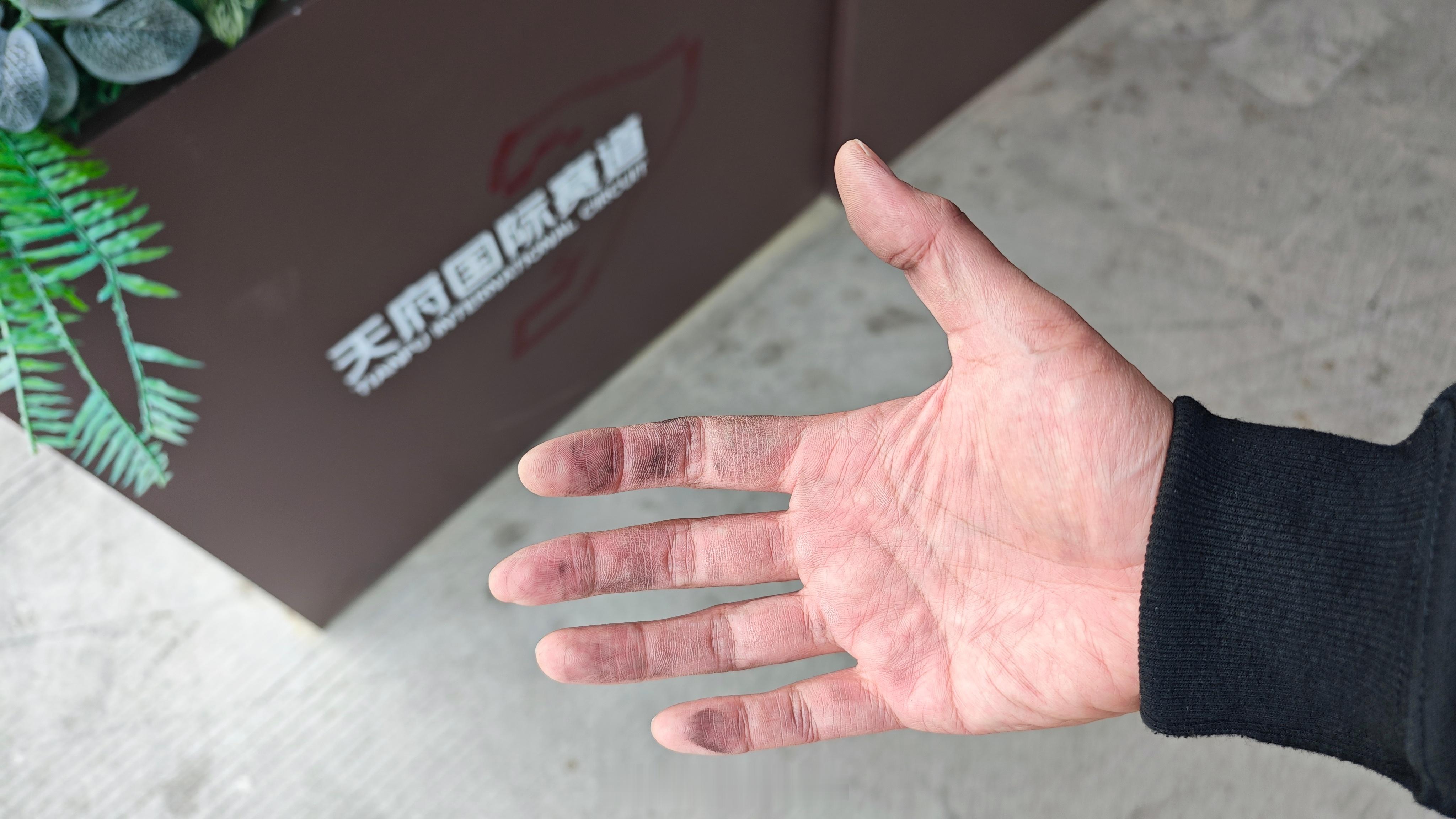 今天和一起做了几件事：1、开了世界上最快的车；2、把手弄脏了；3：护手霜忘带了；