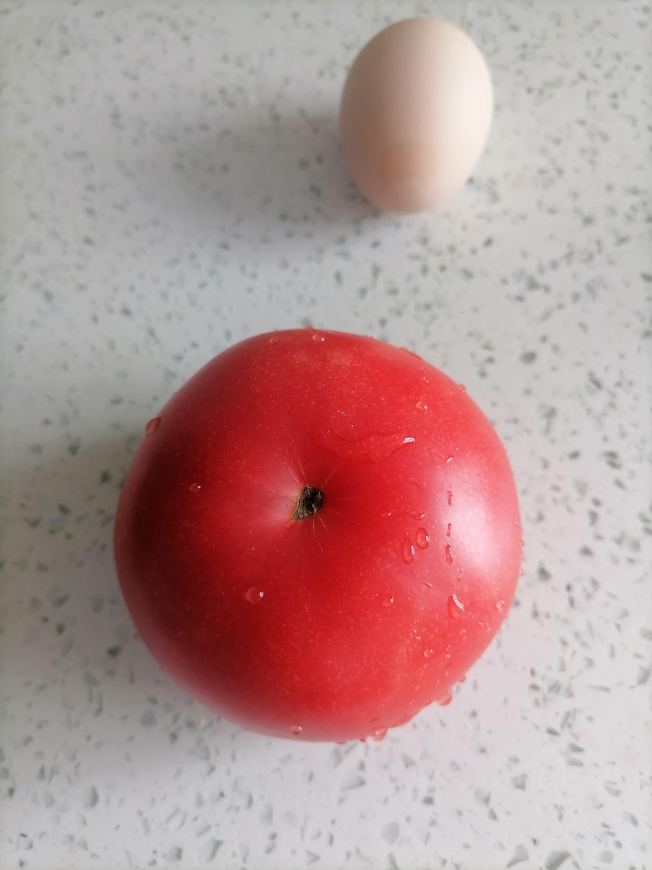 不知道大家有没有发现一个怪事。
现在菜市场买的西红柿，看着通红发亮，外皮全红，切