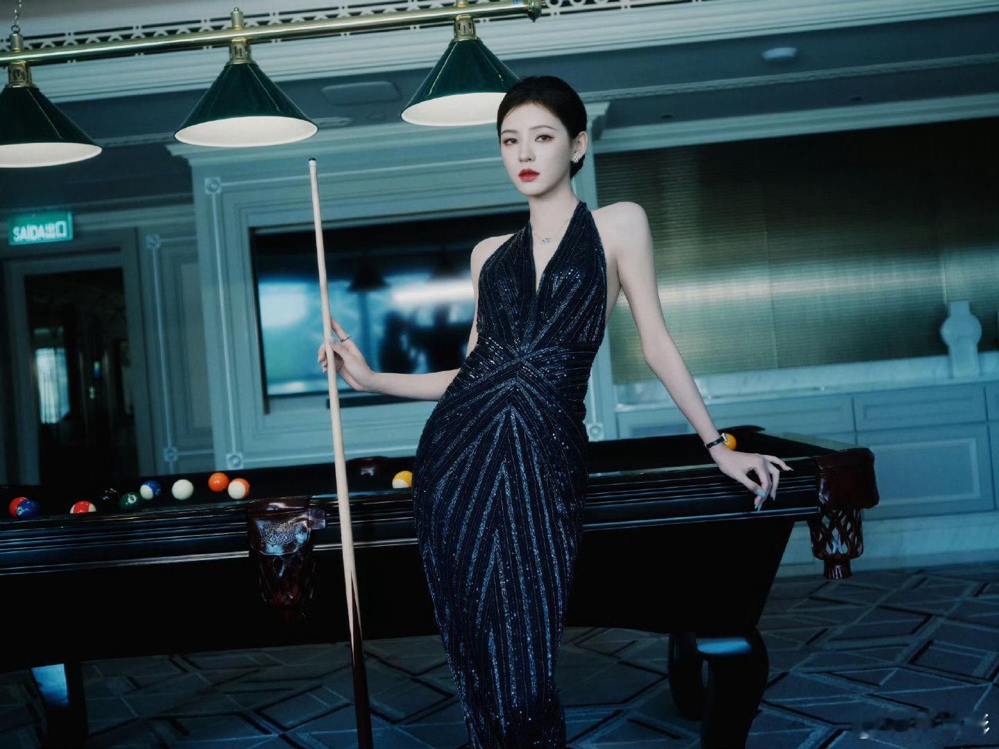 张予曦A市女总裁的幻想张予曦这事业心真的藏不住，当上形象总监还不满足，直接冲视觉