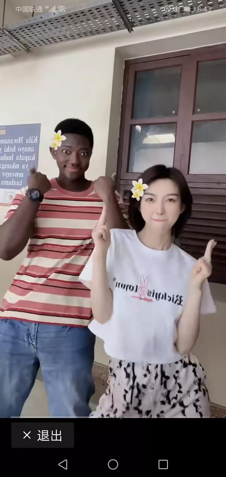 女演员宁心，电视剧《思美人》中田姬的扮演者。怎么跟非洲小哥搞到一起了，难道是时尚