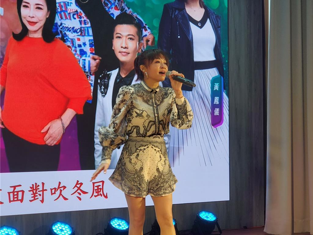 7日下午，蔡衍明爱心基金会携手多位艺人，在刚刚建成并投入使用的东势乡公所礼堂，举