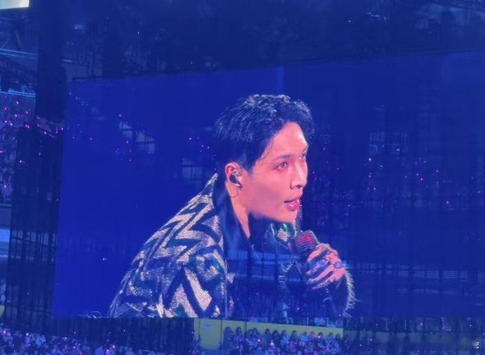 张艺兴[超话]  张艺兴郑州演唱会cue灿烈  张艺兴听到亲一个的反应  张艺兴