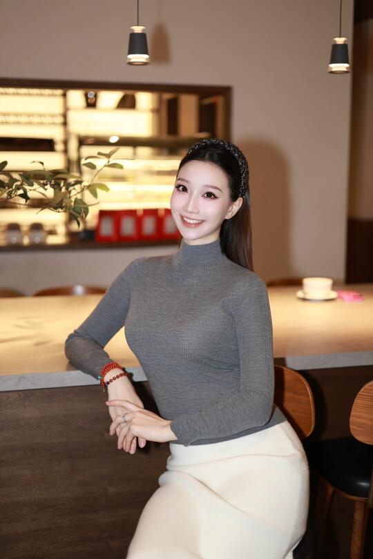 偶尔穿得像老师也不错
