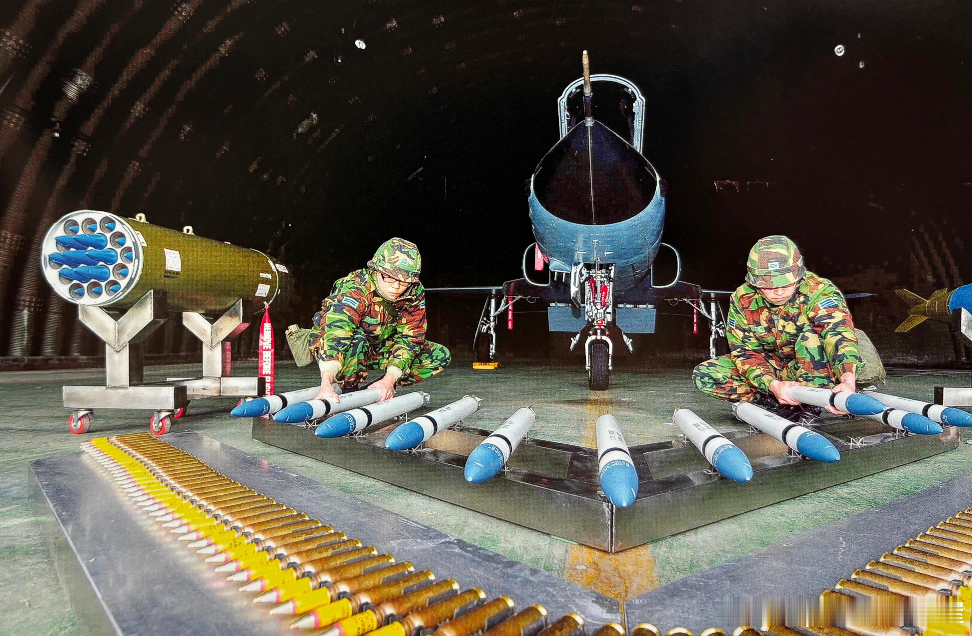 韩国空军军械人员在F-5E战斗机前，将Hydra 70火箭弹与LAU-61发射管