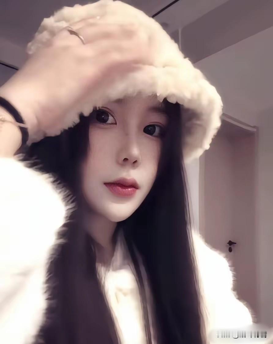 太可惜了？
湖北荆门新能源车辆冲入水中，
女驾驶员才26岁，
人长得也非常漂亮，