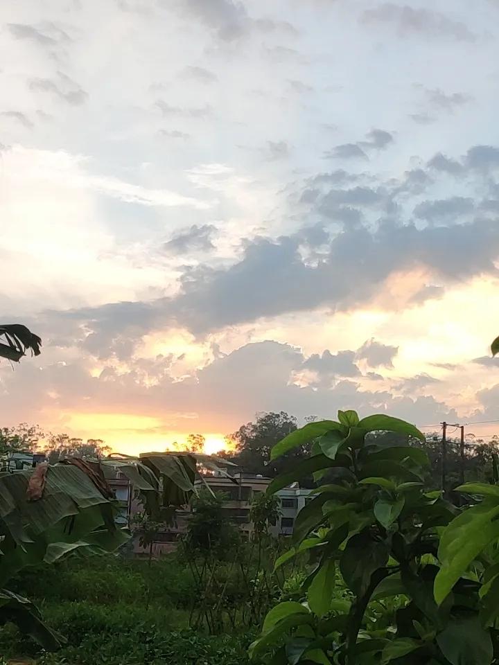 我超爱随手拍天空的云和夕阳！之前去海边度假，傍晚时分，我看到天空像是被打翻的调色