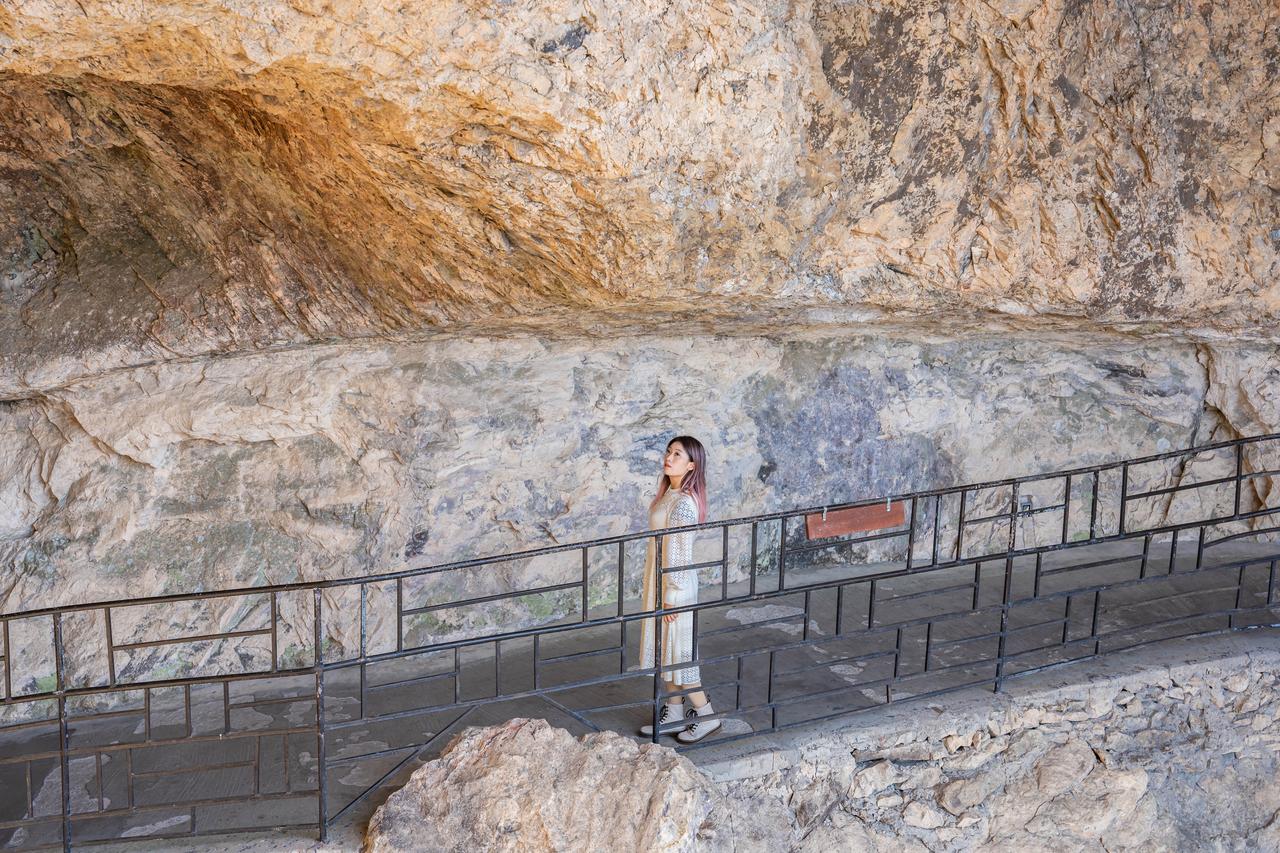 来到雁荡山，必打卡方洞，这是一处别有洞天的悬崖栈道，山水如诗如画，让人流连忘返。