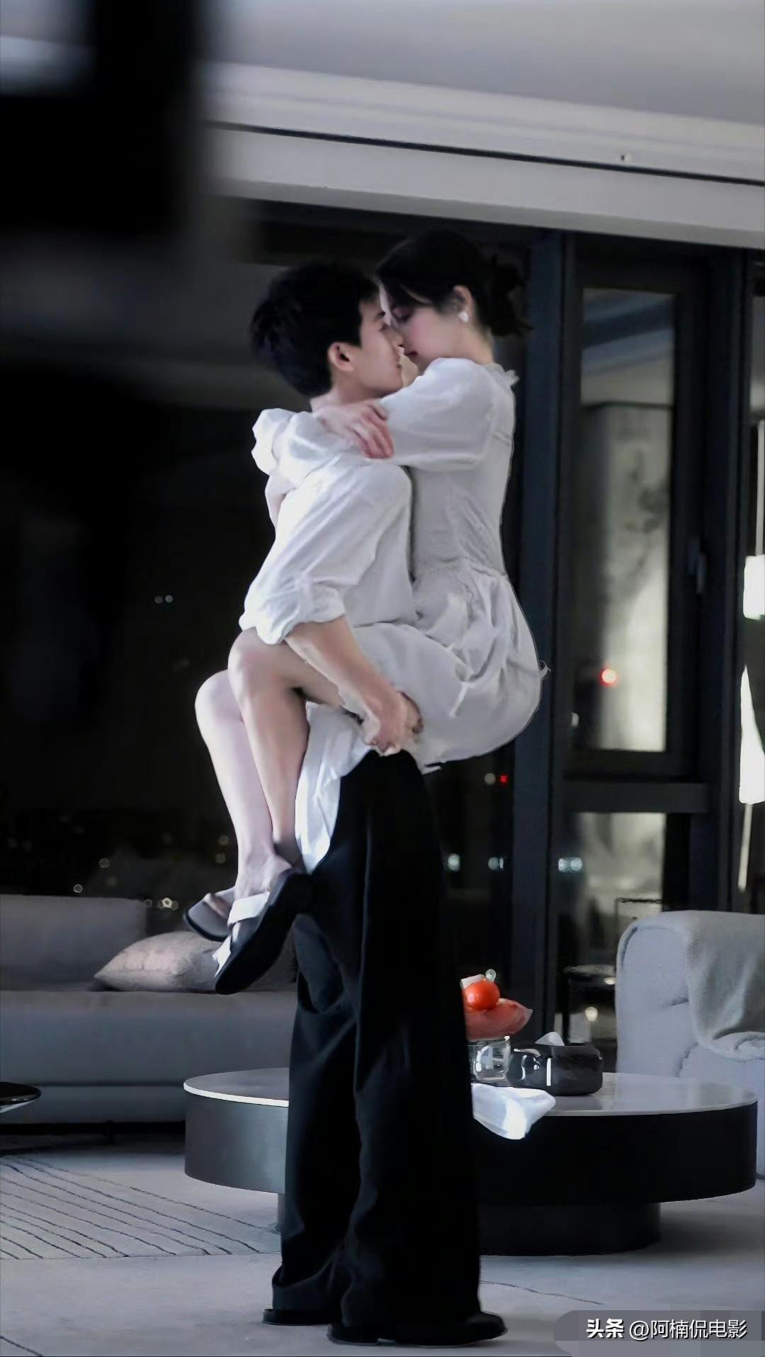 关晓彤分手之后彻底放开尺度，《耀眼》片段亲密戏直接拉满，单手搂腰托抱、边走边吻一