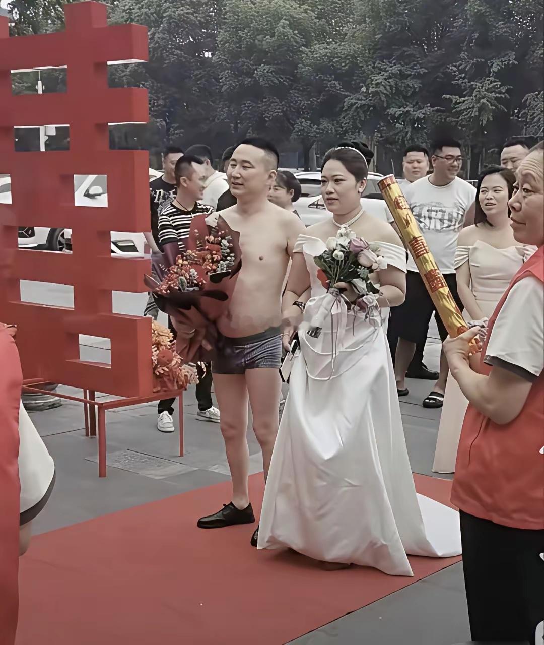 新郎衣服都不舍得穿，完美诠释了“裸婚” 
