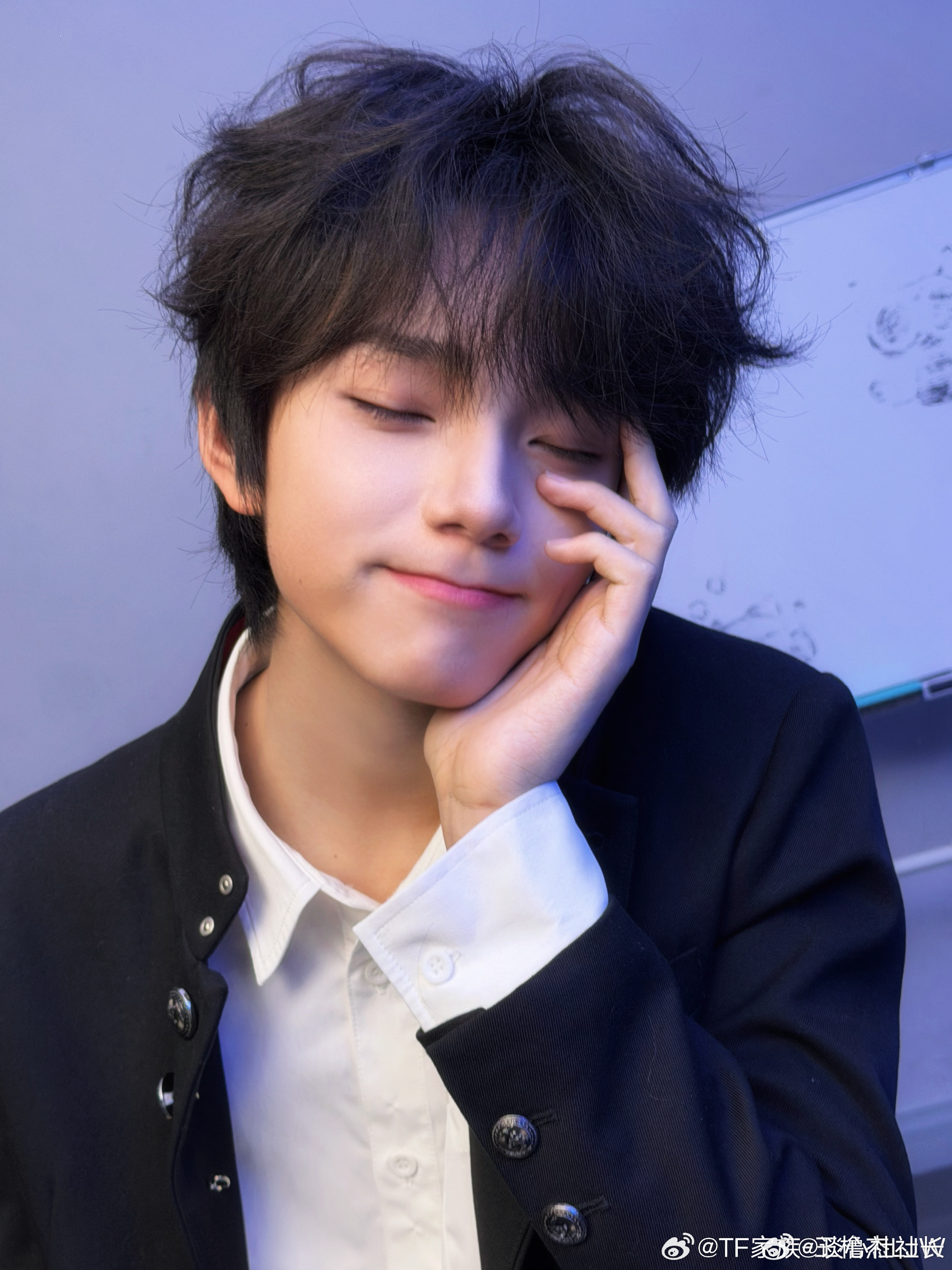 王橹杰 掌管学院风的神 再次欣赏王橹杰昨天晚上发的十八宫格还是感慨，王橹杰你怎么