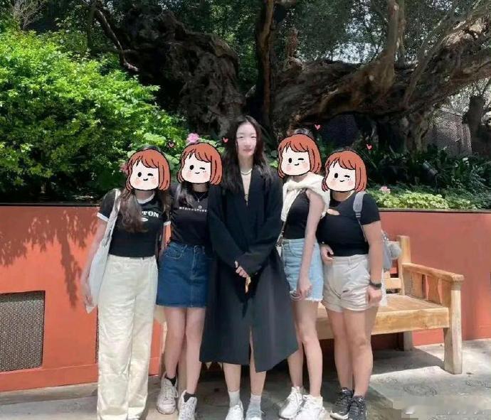 赵丽颖和周冬雨印象中挺娇小的，没想到和粉丝合照高出来这么多 