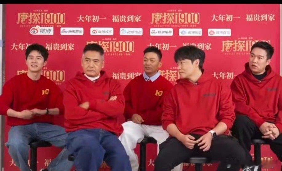 周润发带唐探剧组跑步   周润发这个跑步的实力真的是太让我觉得佩服了呀，而且还能