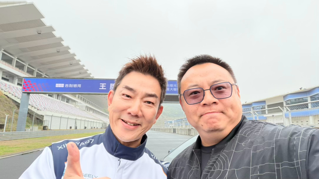 第一次和偶像这么近 那么美从小听到大的偶像除了四大天王 就是我齐哥！ 