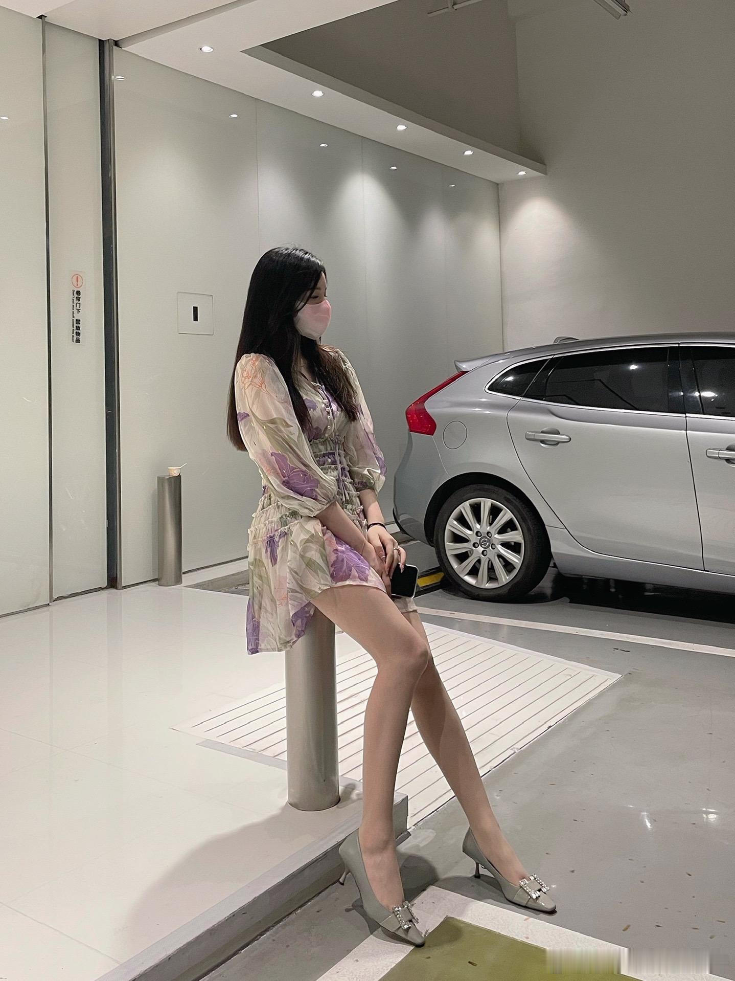 等车的少女 ​​​