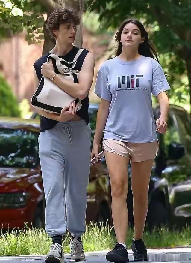 #阿汤哥女儿与男友亲吻# 18岁苏瑞克鲁斯跟男友当街亲吻，主动勾脖子表现热情，男