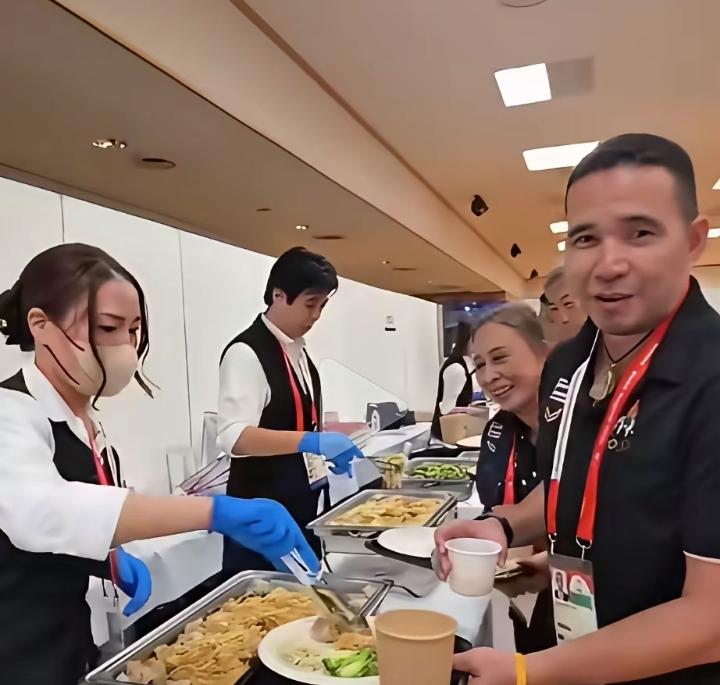 名古屋亚运会的泰国运动员餐最近火了，泰国队拍视频记录亚运村自助餐，看完不少泰国网