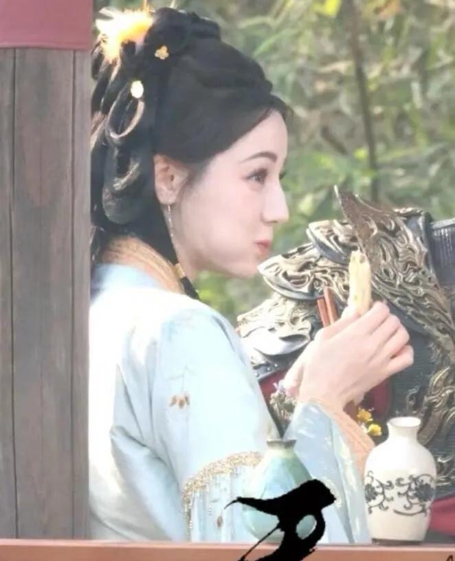 吃货迪丽热巴，虽然很多人说，吃货只是公司给迪丽热巴的人设，因为她的外表太美艳，吃