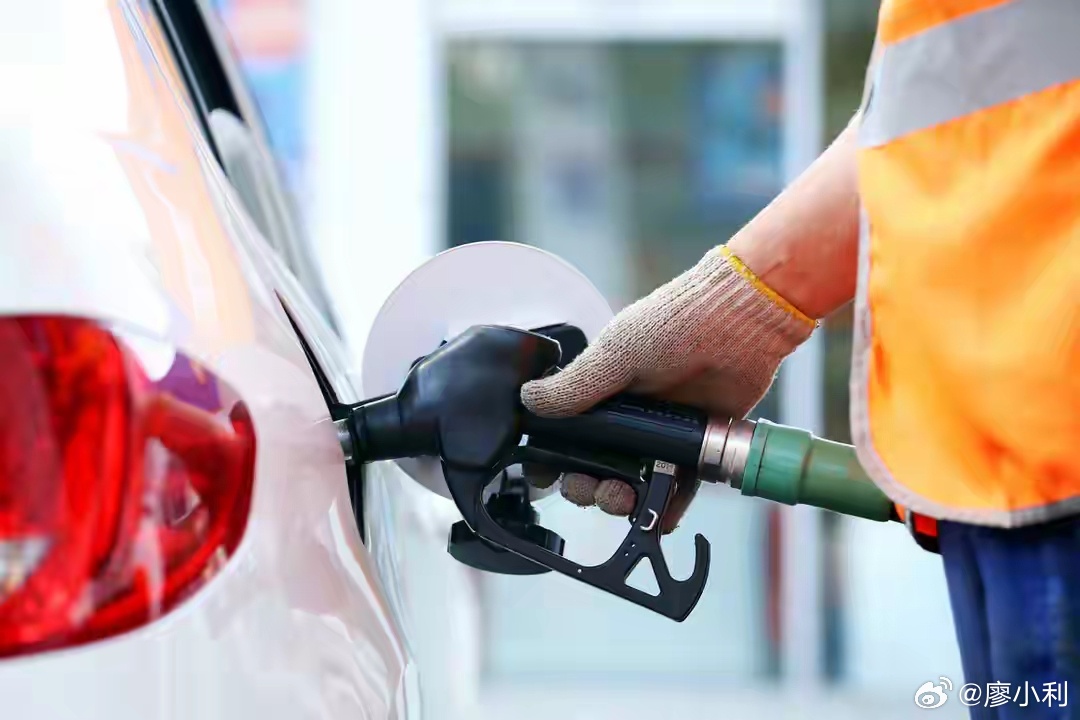 对国内成品油价格采取临时调控感谢国家出手相助！大家不用再连夜排队加油了，国家出手