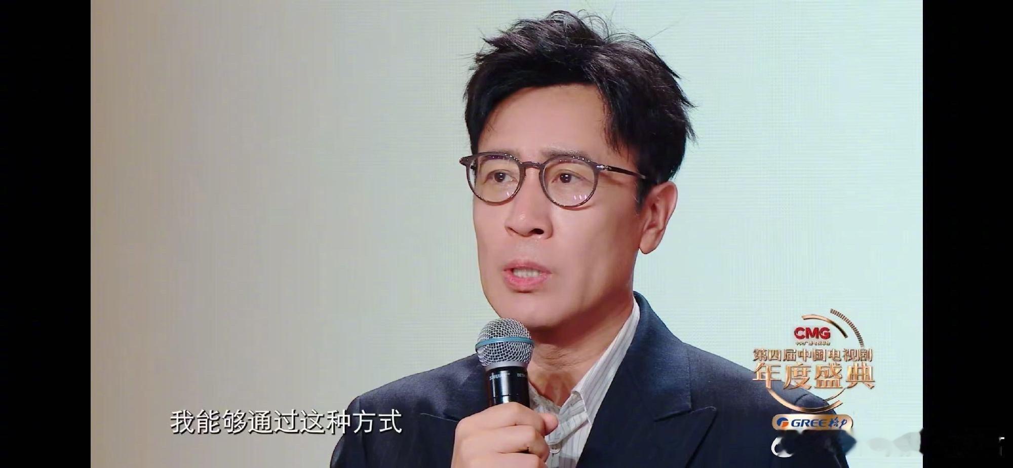 于和伟魏晨看着英雄后人满眼是泪台上站着的是英雄的后人，台下坐着的是演过英雄的人。