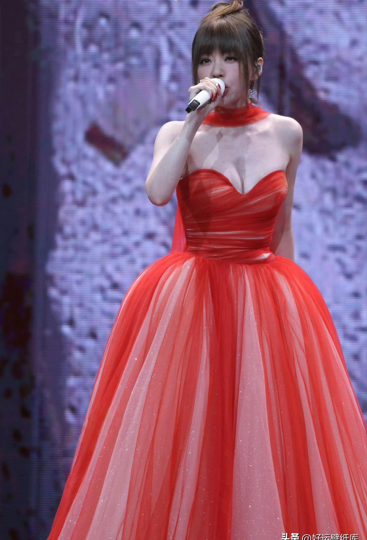 她这身红裙根本不是礼服，是武器。
后台化妆师告诉我，张靓颖上台前半小时还在做平板