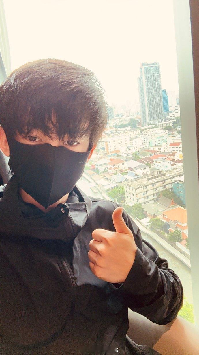 老头怎么一出门打比赛就变成了刘海盖眼的状态 