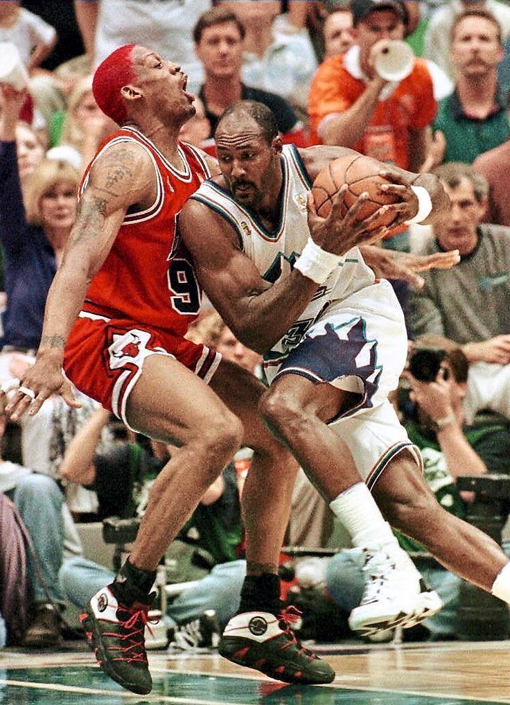 当年铁肘马龙在比赛中干倒罗德曼。 