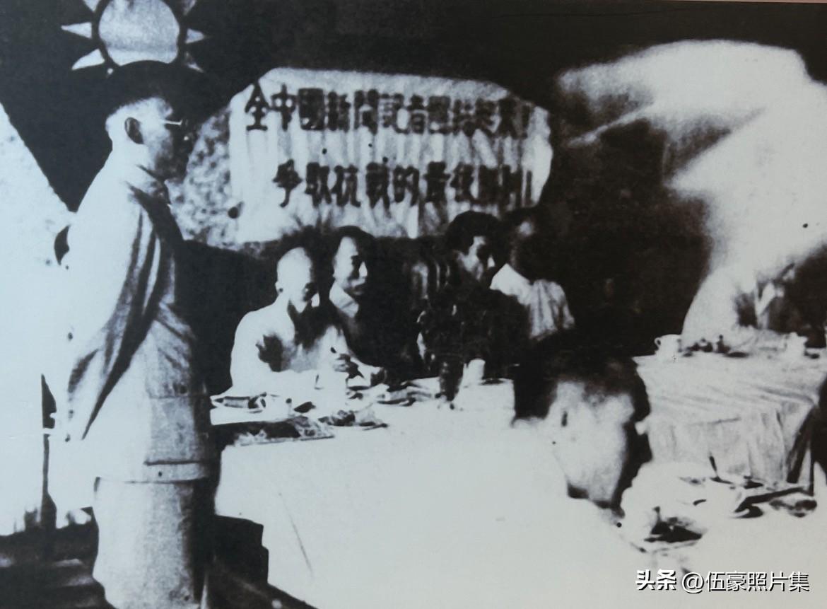 1938年3月30日，中国新闻记者学会成立，图为郭沫若（左一）在成立大会上讲话。