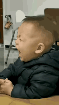 看了这个视频，瞬间可以逗笑你！
一个小男孩，在家里换着不同的表情哭，站在不同的地