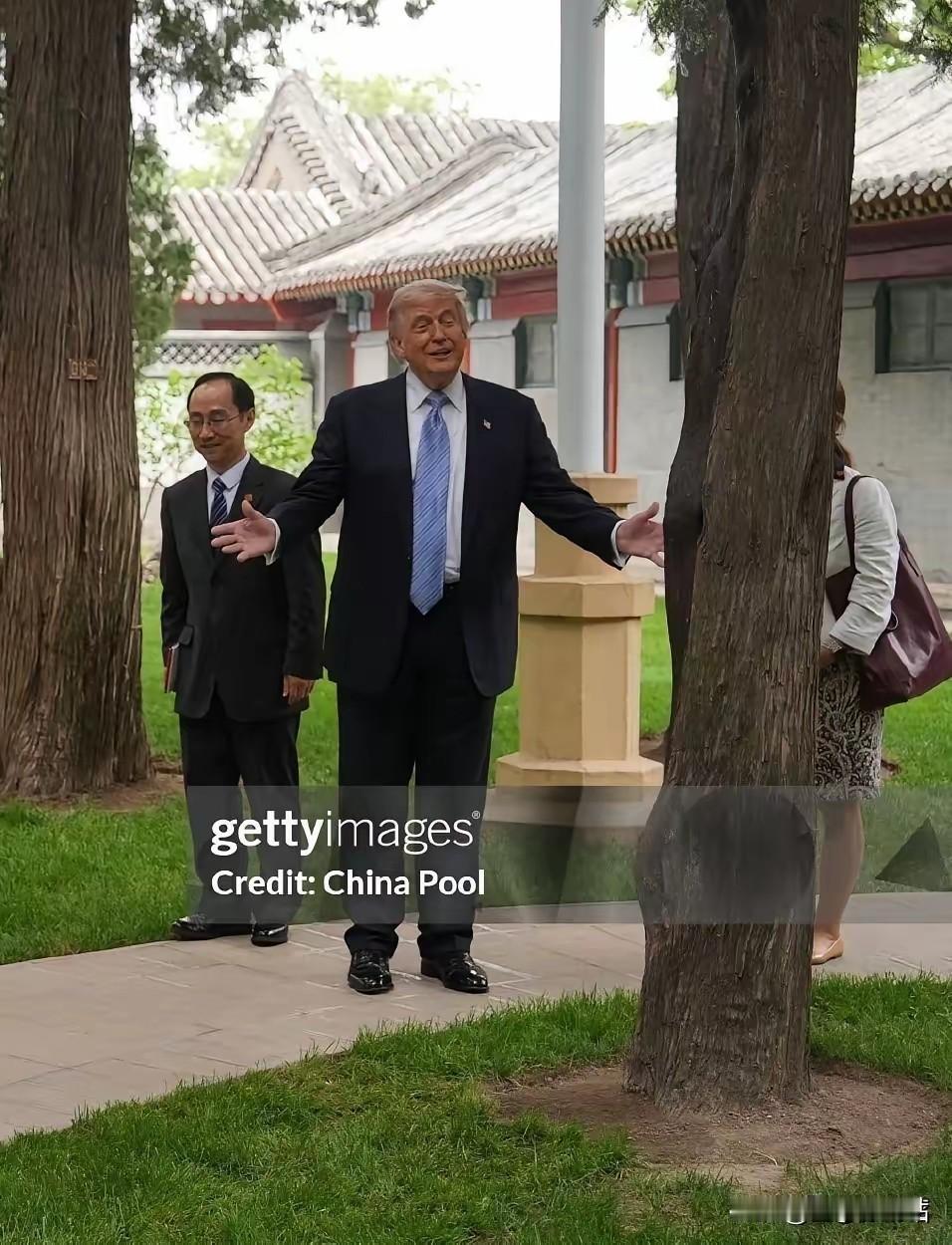 特朗普竟然对中南海里面的一棵树这么欢喜，还伸开手臂。

难道这棵树是某位特别的人