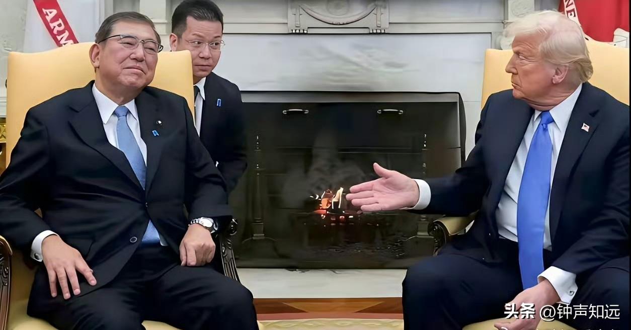 日本人在找这两张照片的不同点，
石破茂和特朗普握手时居然有点桀骜，整个过程姿态端