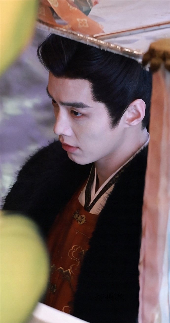 何与天选武侠生何与在雪地战场里杀出重围，打戏丝滑不拖沓，尽显少侠本色。何与雪地战