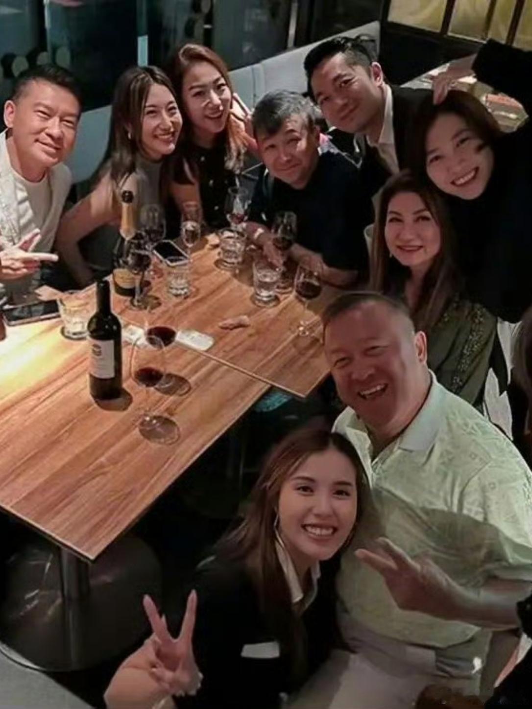 曾志伟和女星合影姿势引争议 TVB高层乐易玲生日，公司旗下大量艺人前往祝贺。当晚